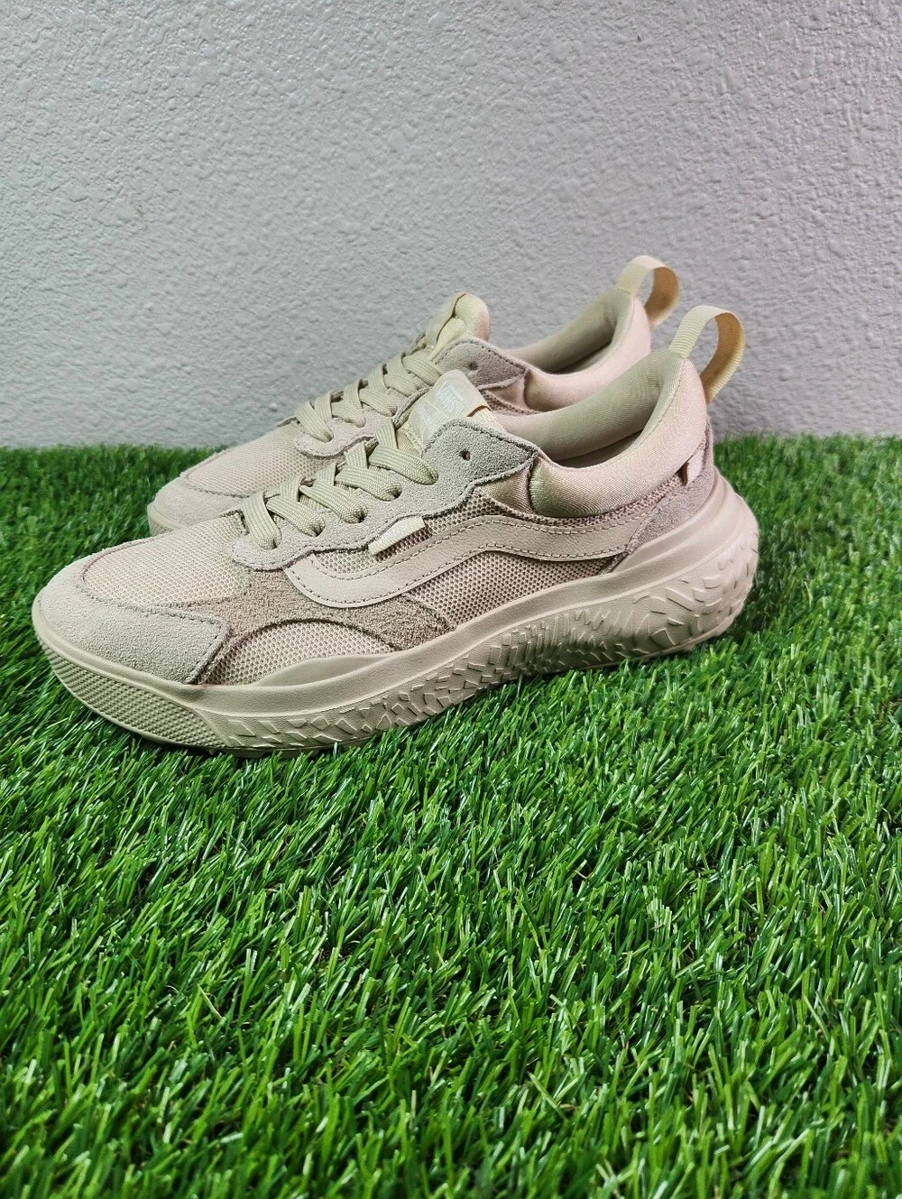 Vans Mte Ultrarange Neo Vr3 Cream Men's Size 7.5 / Women's Size 9 VN000CWECRM